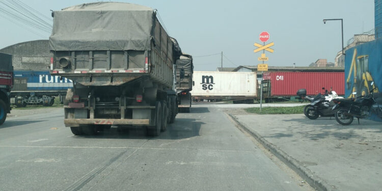 [VÍDEO] Concretagem na linha férrea interditará trecho da Avenida Santa Rita em Paranaguá