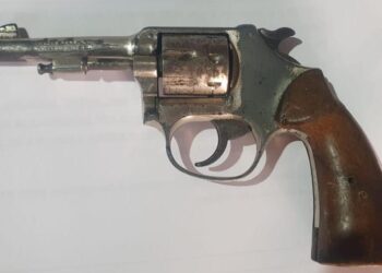 [VÍDEO] Mãe encontra revólver e munições no quarto do filho no Padre Jackson em Paranaguá