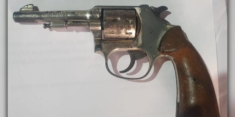 [VÍDEO] Mãe encontra revólver e munições no quarto do filho no Padre Jackson em Paranaguá