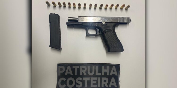 [VÍDEO] Foragido da Justiça é capturado pela Patrulha Costeira durante abordagem de rotina em Paranaguá