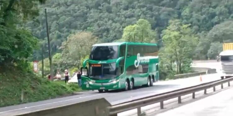[VÍDEO] Ônibus da Viação Graciosa apresentam problemas mecânicos em trechos distintos da BR-277