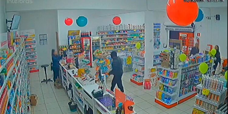 [VÍDEO] Câmeras registram assaltante roubando dinheiro de caixa em farmácia na Ilha dos Valadares