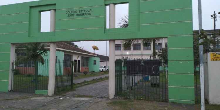 [VÍDEO] NRE emite nota sobre o falecimento de aluno em colégio de Paranaguá