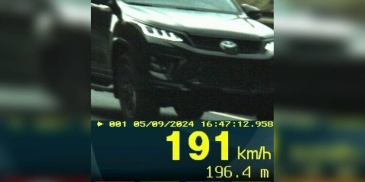PRF flagra SUV a quase 200 km/h no Paraná
