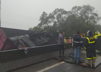 Sobe para nove o número de mortos em acidente de van com atletas e caminhão contêiner em Guaratuba