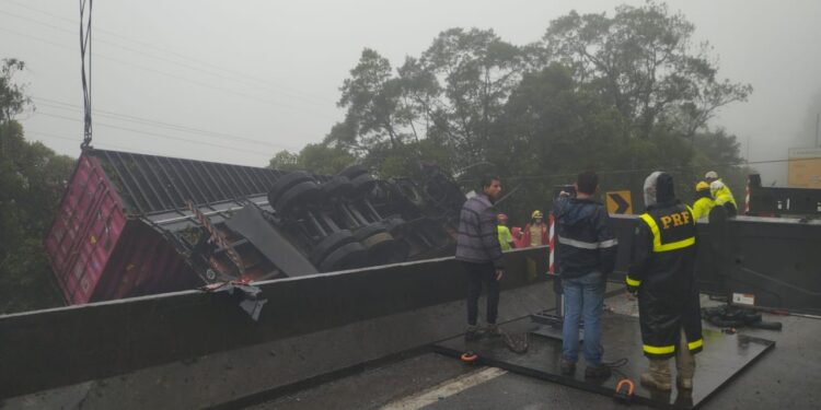 Sobe para nove o número de mortos em acidente de van com atletas e caminhão contêiner em Guaratuba