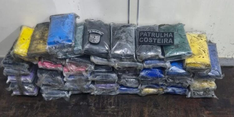 [VÍDEO] Patrulha Costeira encontra tabletes de cocaína boiando na baía de Paranaguá