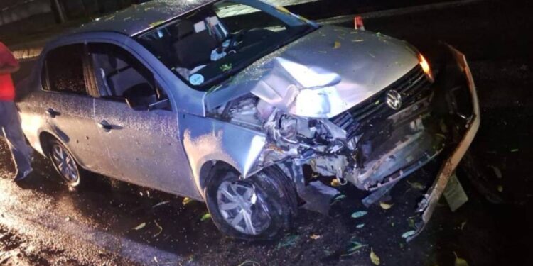 Carro bate em árvore na Avenida Ayrton Senna da Silva em Paranaguá