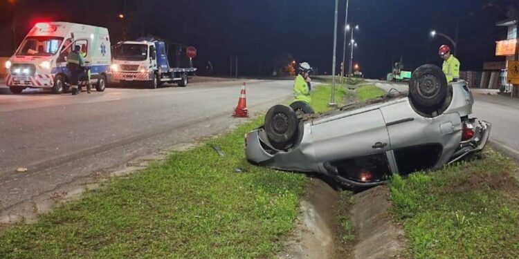 Carro capota e cai no canteiro central da PR-407 em Pontal do Paraná