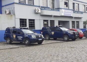 Foragida da Justiça se entrega para agentes da Patrulha Maria da Penha em Paranaguá