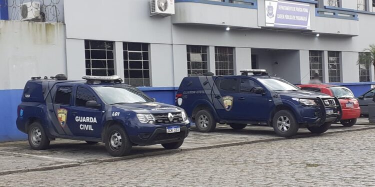 Foragida da Justiça se entrega para agentes da Patrulha Maria da Penha em Paranaguá