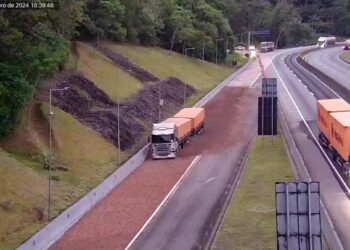 Caminhão carregado com açúcar acessa a área de escape da BR-277 em Morretes