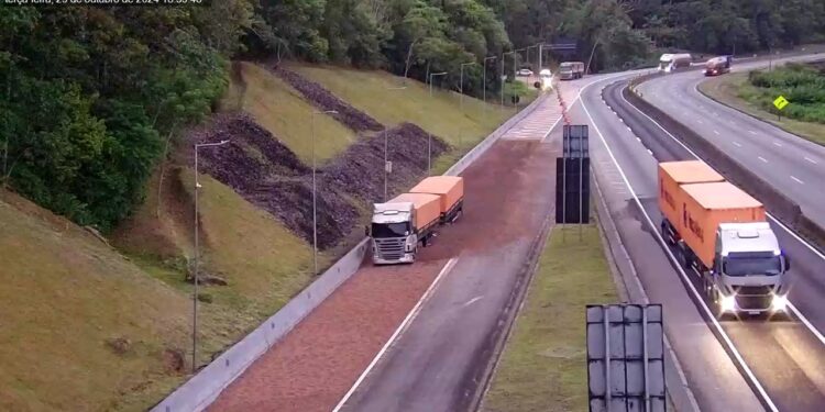 Caminhão carregado com açúcar acessa a área de escape da BR-277 em Morretes