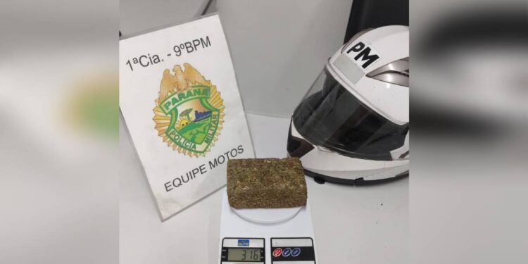 Equipe Motos da Polícia Militar apreende pedaço de maconha durante abordagem de rotina no bairro Emboguaçu em Paranaguá