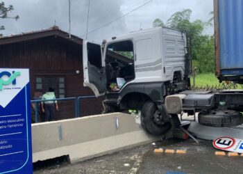 Caminhão com problemas no freio invade base de apoio da concessionária EPR Litoral Pioneiro no trecho de serra da BR-277