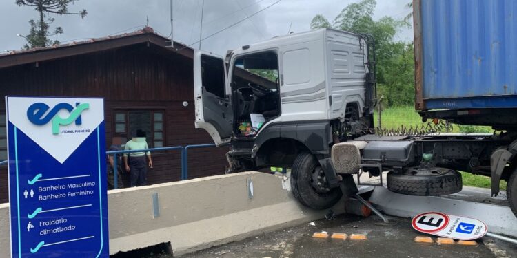 Caminhão com problemas no freio invade base de apoio da concessionária EPR Litoral Pioneiro no trecho de serra da BR-277