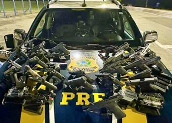 PRF e FICCO/PR apreendem arsenal com casal na RMC