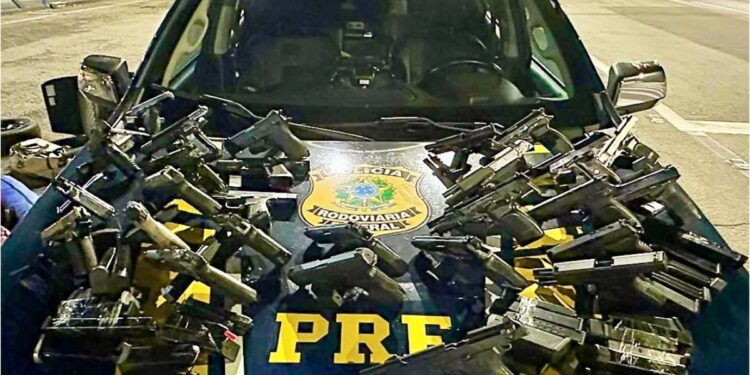 PRF e FICCO/PR apreendem arsenal com casal na RMC