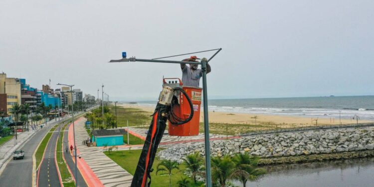 Governo do Estado começa a ligar os 145 superpostes da nova orla de Matinhos