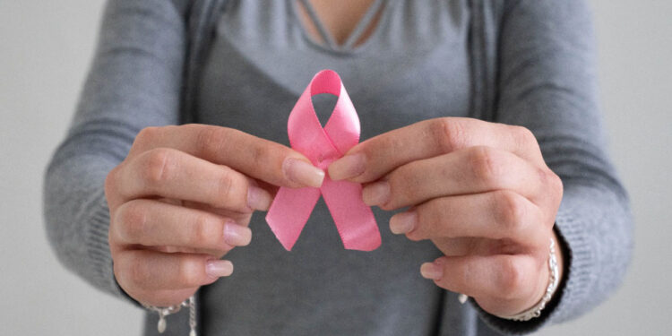 No Paraná Rosa, Estado alerta sobre a prevenção ao câncer e reforça investimentos no SUS