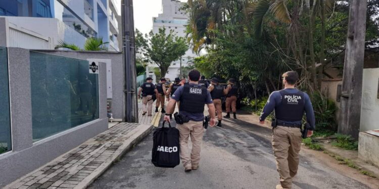 Gaeco realiza operação em Matinhos contra venda ilegal de armas e munições