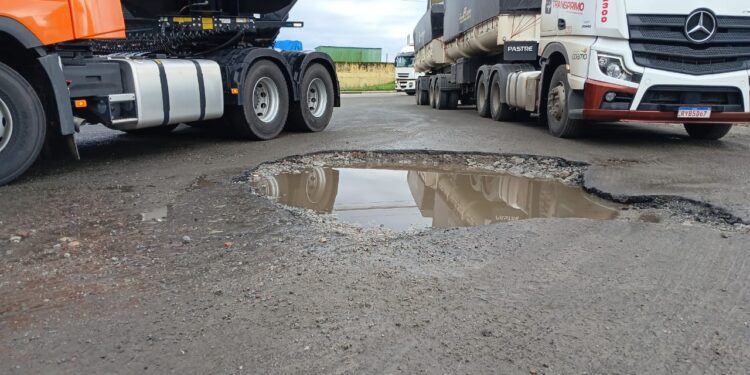 [VÍDEO] Crateras são registradas na Rua Manoel Jordão Cavalheiro no Parque São João