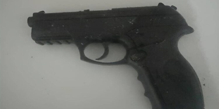 Homem não obedece ordem de abordagem policial, saca simulacro de arma de fogo e acaba morto em Matinhos