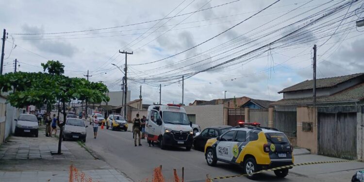 Mulher não resistiu aos ferimentos e morreu na calçada de um imóvel no Porto dos Padres