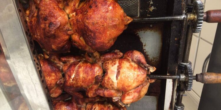 Criminoso armado com uma faca rouba frangos assados em Matinhos