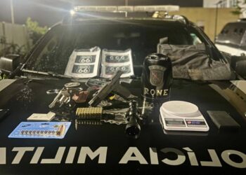 PM apreende armas, munições, colete balístico durante abordagem de rotina em Paranaguá