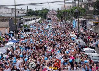 Mais de 100 mil pessoas participam da 211° procissão em honra a Nossa Senhora do Rocio