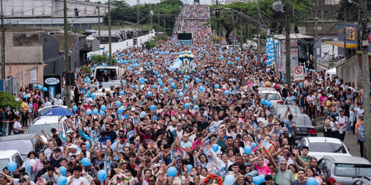 Mais de 100 mil pessoas participam da 211° procissão em honra a Nossa Senhora do Rocio