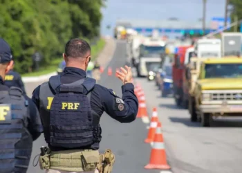 Excesso de velocidade responde por pelo menos 40% dos acidentes nas estradas do Paraná, diz a PRF