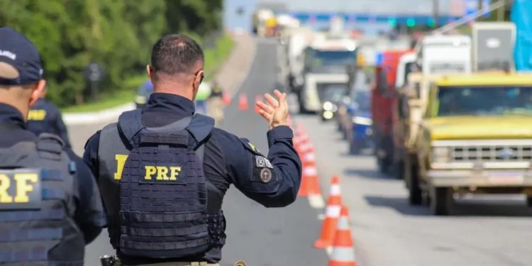 Excesso de velocidade responde por pelo menos 40% dos acidentes nas estradas do Paraná, diz a PRF