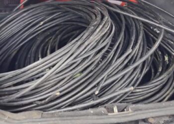 PM flagra dupla com mais de 200 metros de fios de telefonia no porta malas de um carro em Matinhos; um adolescente foi apreendido