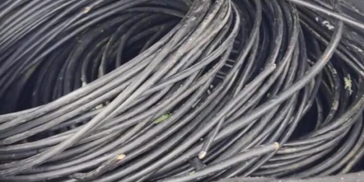 PM flagra dupla com mais de 200 metros de fios de telefonia no porta malas de um carro em Matinhos; um adolescente foi apreendido