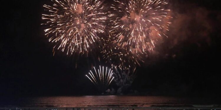 Litoral do Paraná vai celebrar a virada do ano com fogos de baixo ruído; confira a programação das cidades