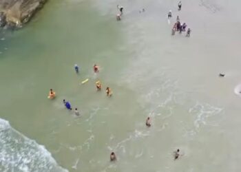 Pai e Filho são resgatados no mar na Ilha do Mel
