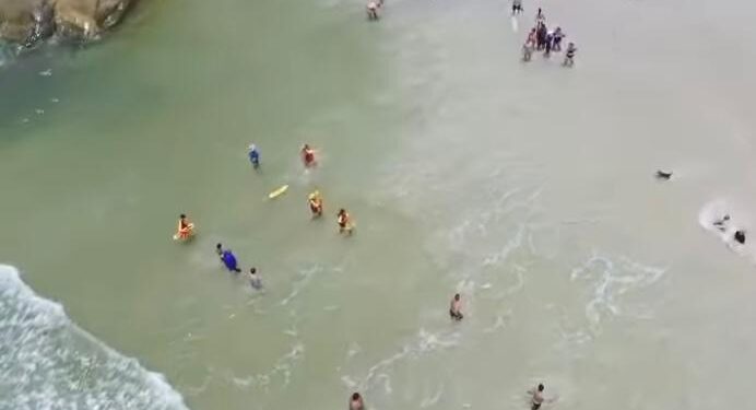Pai e Filho são resgatados no mar na Ilha do Mel