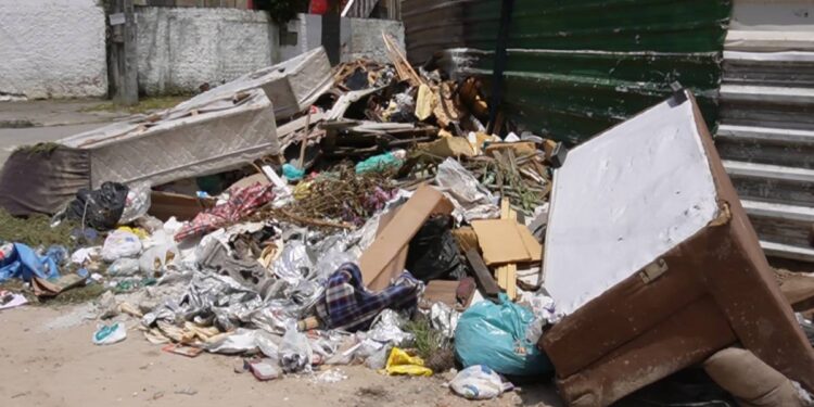 Na foto vemos o acúmulo de lixo no bairro Serraria do Rocha, em Paranaguá - Foto: Ilha do Mel FM