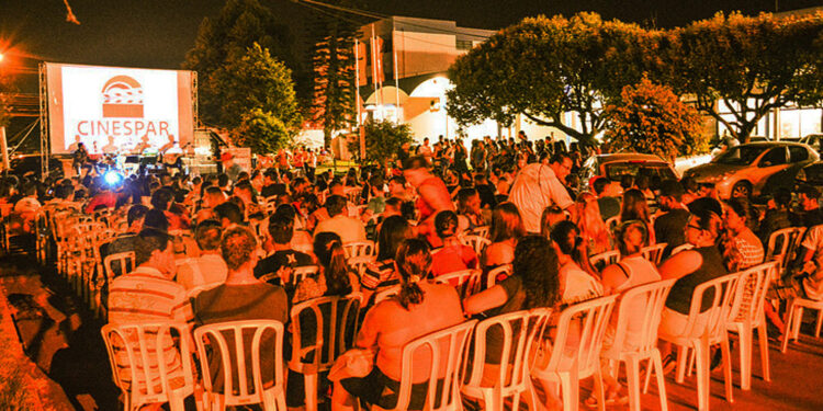 Cinespar Itinerante transforma Caiobá em cinema a céu aberto durante o Verão Maior Paraná