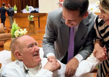 Adriano Ramos encontra Renato Aragão na inauguração da Árvore de Natal da Vilazinha de Belém, em SP