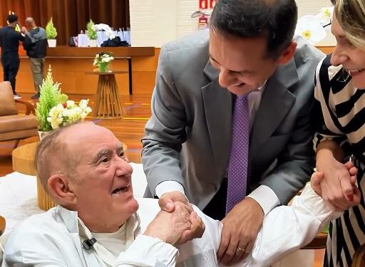 Adriano Ramos encontra Renato Aragão na inauguração da Árvore de Natal da Vilazinha de Belém, em SP