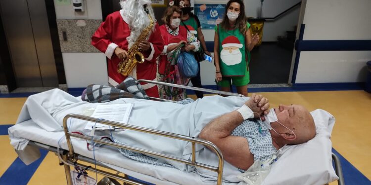 Voluntários levam luz e amor a pacientes do Hospital Regional do Litoral neste Natal