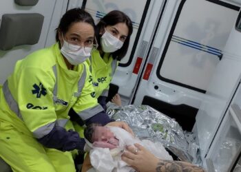 Madrugada especial: equipe da EPR realiza parto de bebê dentro de ambulância na BR-277
