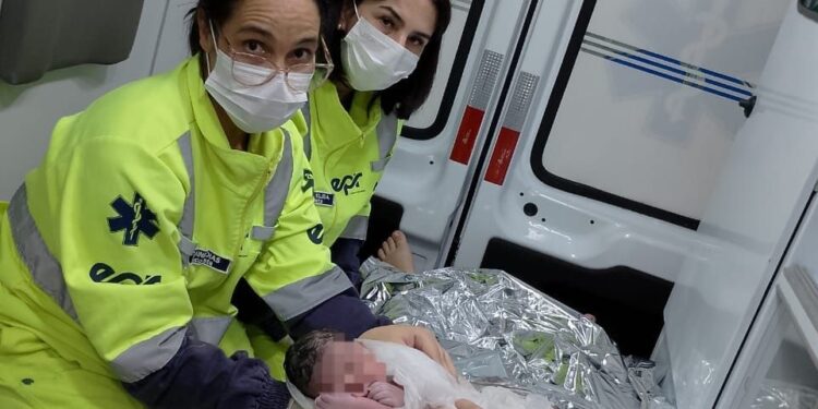 Madrugada especial: equipe da EPR realiza parto de bebê dentro de ambulância na BR-277