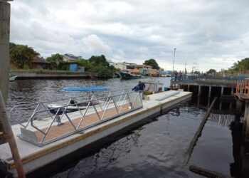 Novo flutuante é instalado no terminal de embarque para a Ilha do Mel em Pontal do Paraná