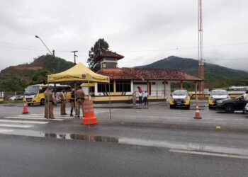 Land Rover com mais de R$ 25 mil em débitos é apreendido em rodovia do Litoral