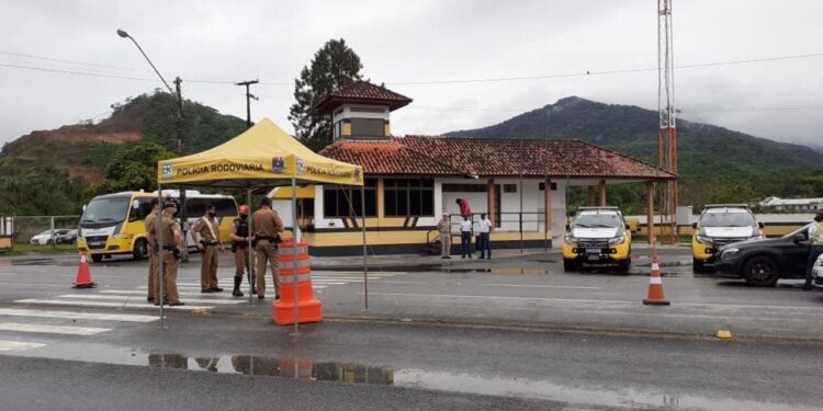 Land Rover com mais de R$ 25 mil em débitos é apreendido em rodovia do Litoral
