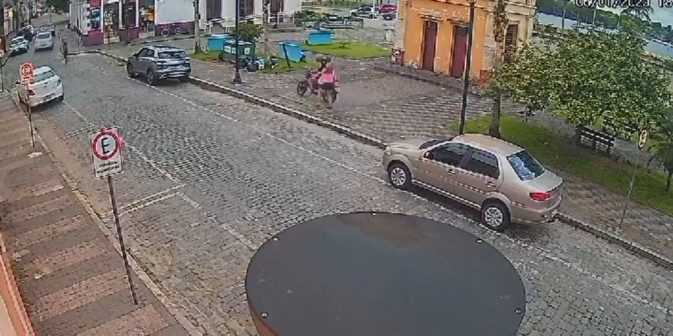 Tentou assaltar e levou remada: assaltantes são surpreendidos no Centro Histórico de Paranaguá